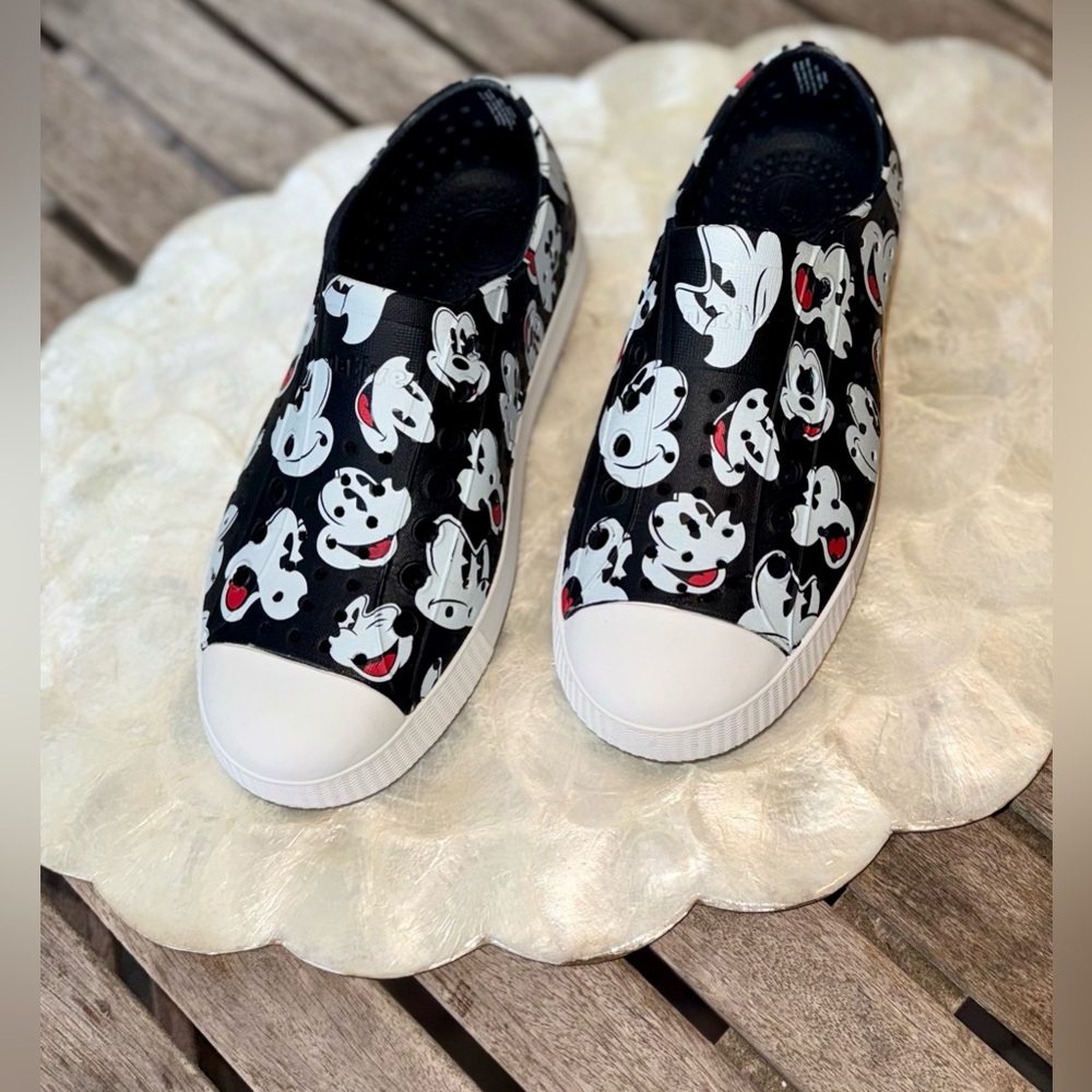 Like New Kids Disney Native Slip on All Over Mickey Mouse Print Shoes! - Picture 3 of 7